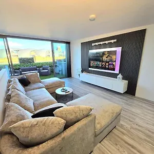 modern-duplex-penthouse-panoramic-views-parking.yorkshirehotels.net/